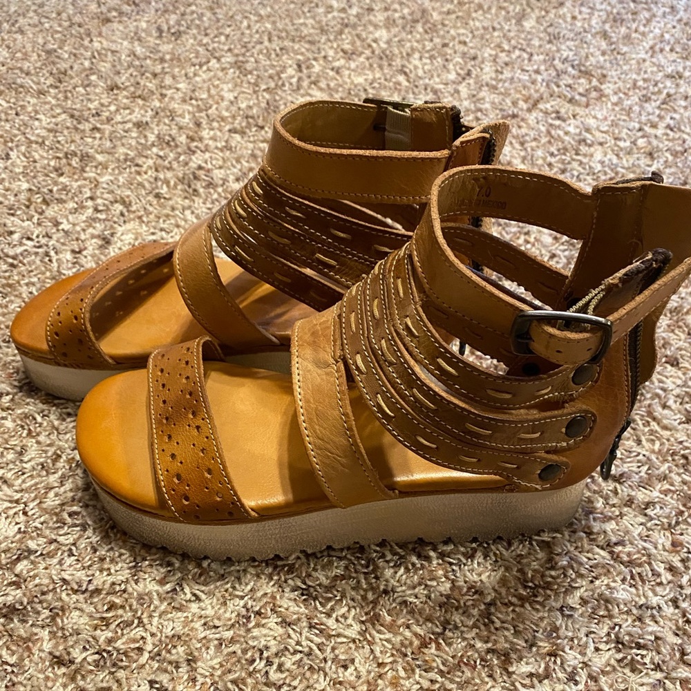 Like new Bed Stu sandal